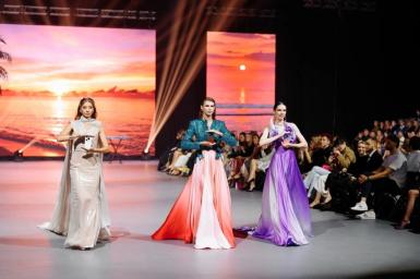 В Минске прошел большой fashion-показ с кутюрными платьями по мотивам смартфонов